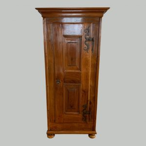 Schweizer Garderobenschrank