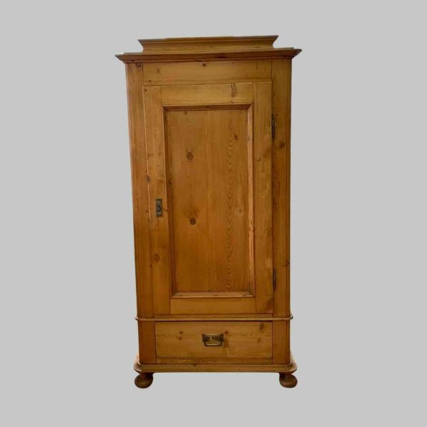 Kleiner Weichholzschrank